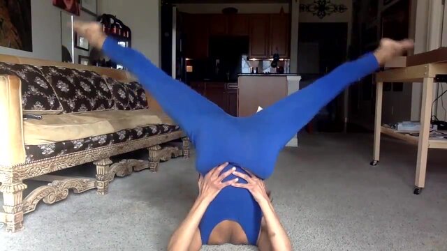 Flirty MATURE BABE Ginger MoistHer gets seduced by a live audience