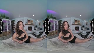 Curvy Brunette Explores VR with Giant Cock🍆