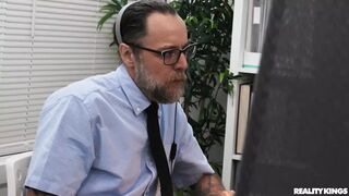 Blowing deadlines feels amazing! Reality Kings brings you the best cock🌭 sucking experience ever!